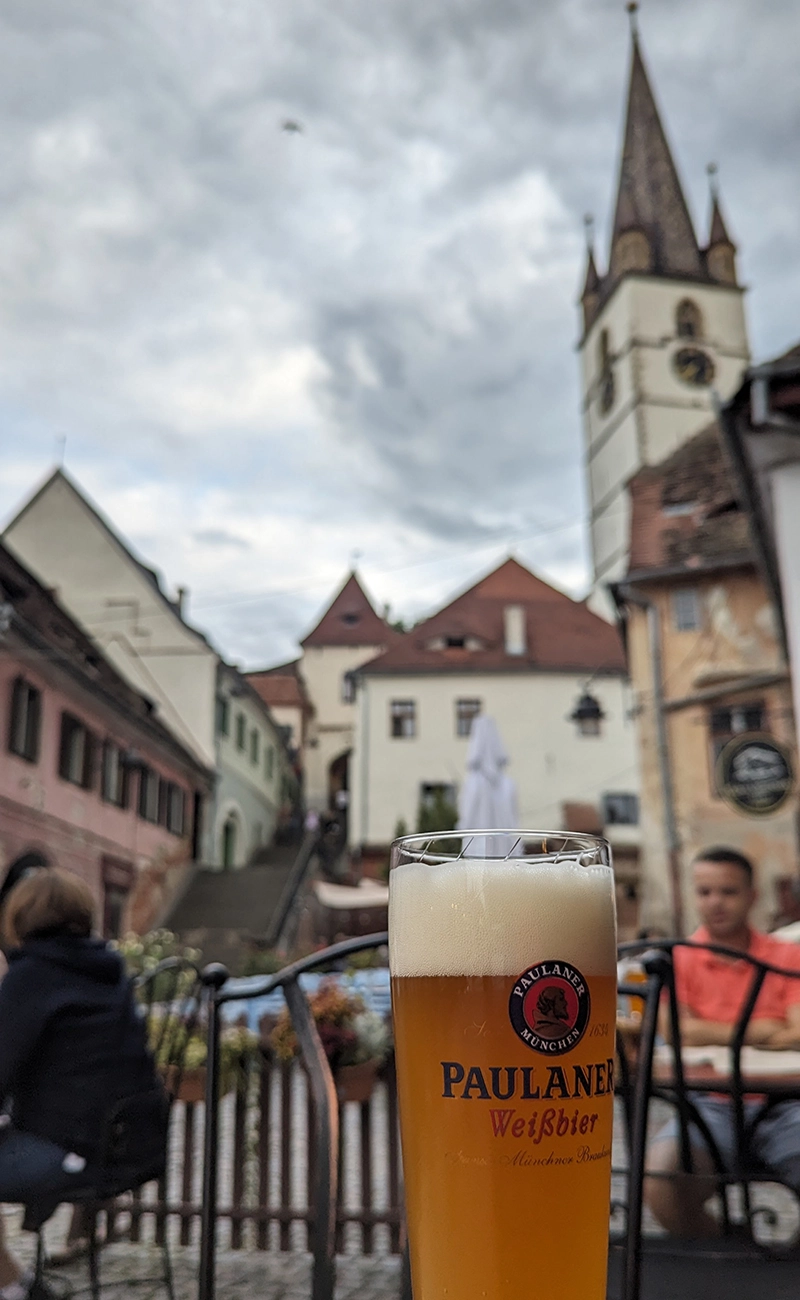 Motorradgruppe im historischen Zentrum von Kronstadt - Stopp während der Siebenbürgen-Tour