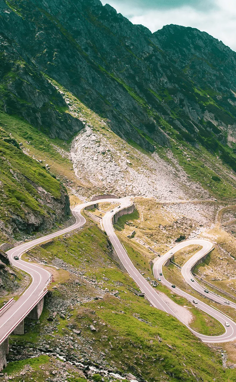Spektakuläre Serpentinen der Transfăgărășan vom Motorrad aus