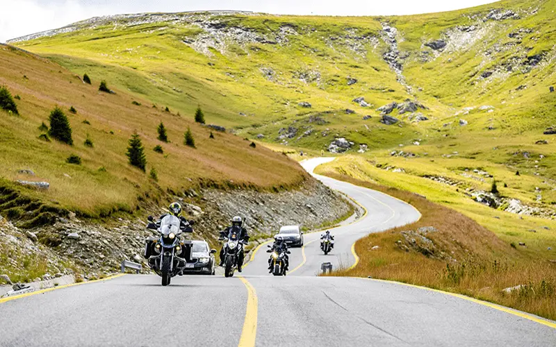 Motorradgruppe erkundet die Bergstraßen in Siebenbürgen