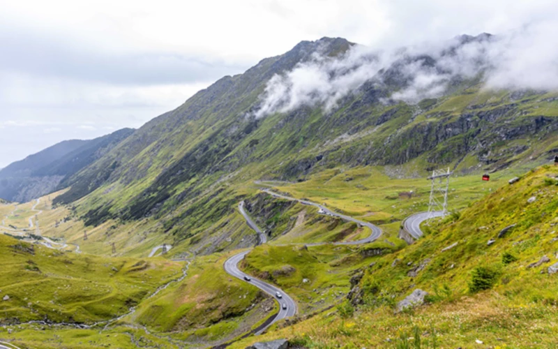 Motorradgruppe pe den Serpentinen der Transfăgărășan